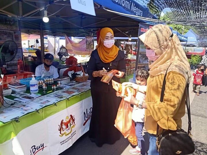 FAMA_Malaysia's tweet photo. 25 Disember 2021 | Gopeng
Sekitar hari kedua Program Jualan My Rakyat @ RTC Perak yang berlangsung bermula 24-26 Disember 2021 dari pukul 10pagi - 10malam..
Pengguna PENGUNA LEBUHRAYA UTARA-SELATAN boleh singgah Di #RnR #RtcPerak https://t.co/iYQu3tzA3G