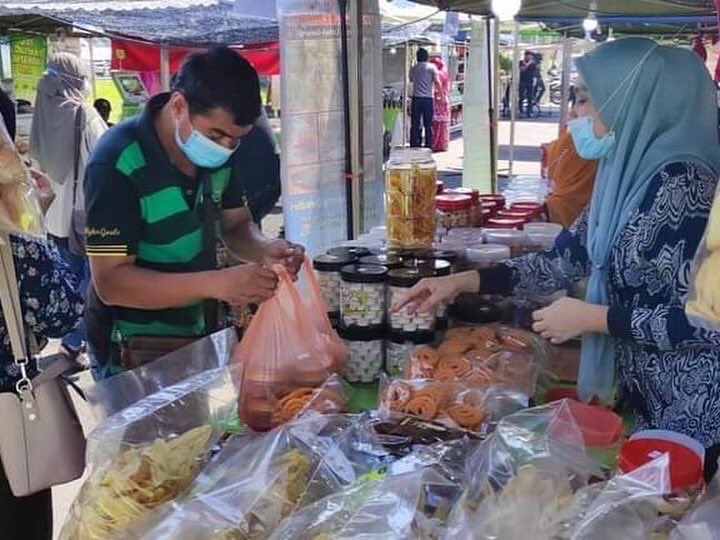 FAMA_Malaysia's tweet photo. 25 Disember 2021 | Gopeng
Sekitar hari kedua Program Jualan My Rakyat @ RTC Perak yang berlangsung bermula 24-26 Disember 2021 dari pukul 10pagi - 10malam..
Pengguna PENGUNA LEBUHRAYA UTARA-SELATAN boleh singgah Di #RnR #RtcPerak https://t.co/iYQu3tzA3G