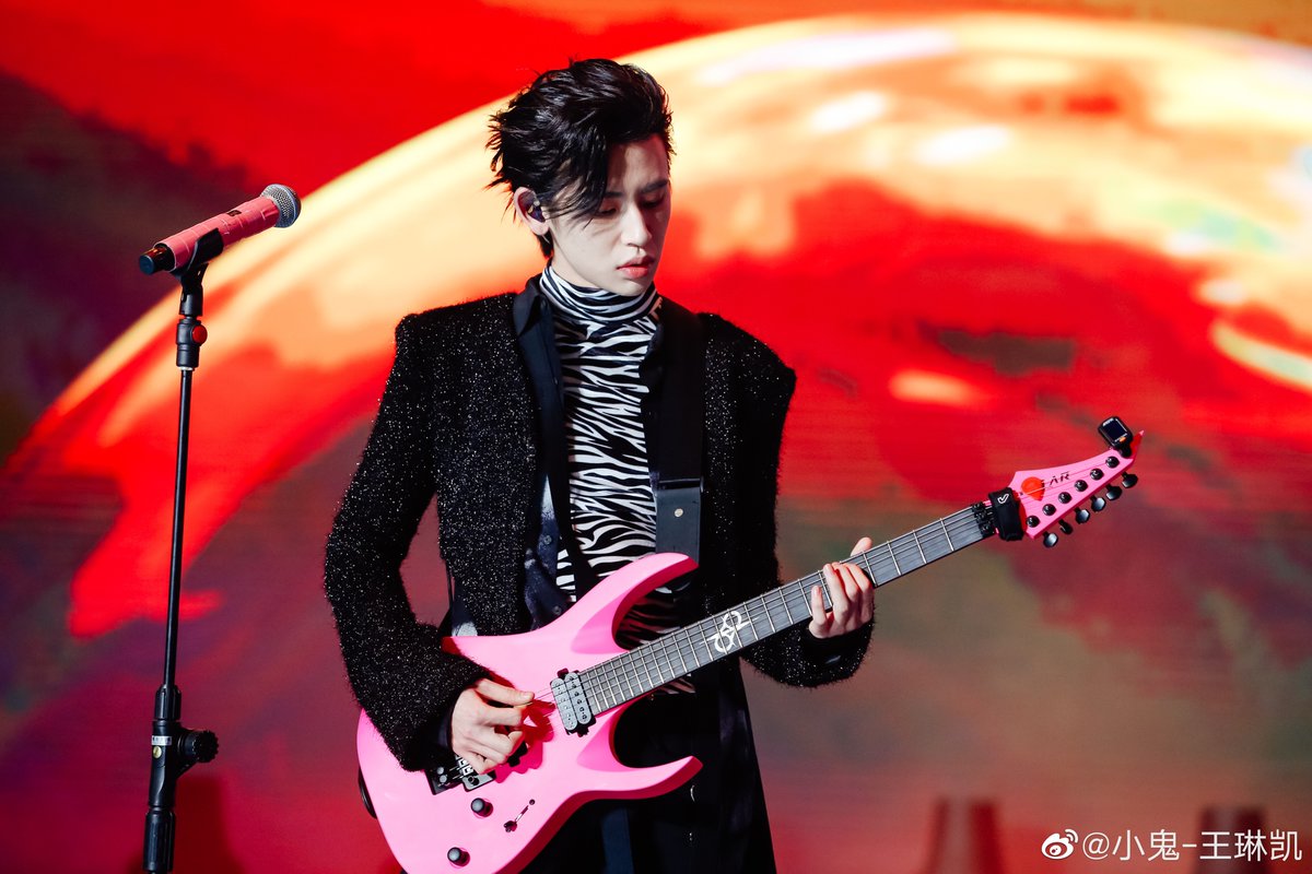 XIAOGUI_TH's tweet photo. 211225 weibo update
“แร็ปเปอร์แห่งปี” 💪
ยินดีกับเสียวกุ่ยที่ได้รับรางวัลนี้จากงาน Migu Music Awards ด้วยค่าาา 🏆
#เสียวกุ่ย #小鬼 #Xiaogui #LilGhost #TransXG_TH https://t.co/jvofTNX4nA