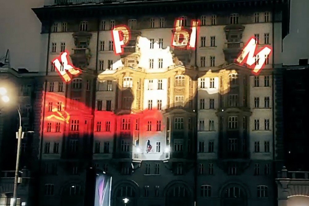 поздравление пушкина посольства сша. проекция на здании посольства сша в москве. проекция на здании посольства сша в москве. протестующие в сша. световая проекция на здание посольство сша в москве-.