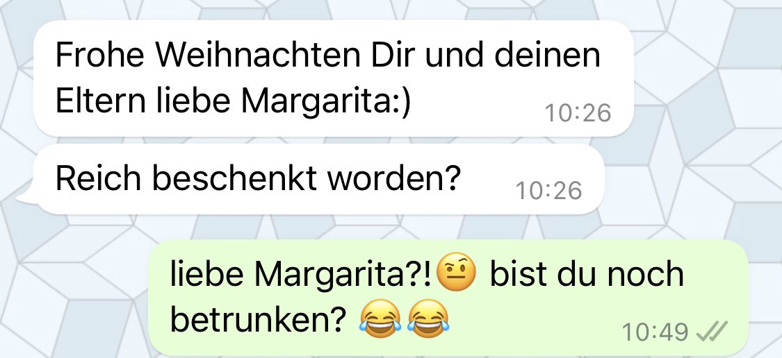 maggie_undso's tweet photo. Wenn du genau weißt, dass dein Mitbewohner noch voll von gestern ist🥂, weil er dir niemals so lieb schreiben würde 🤨🤨 #weihnachten #froheweihnachten #mitbewohner https://t.co/zc01bqRxrO