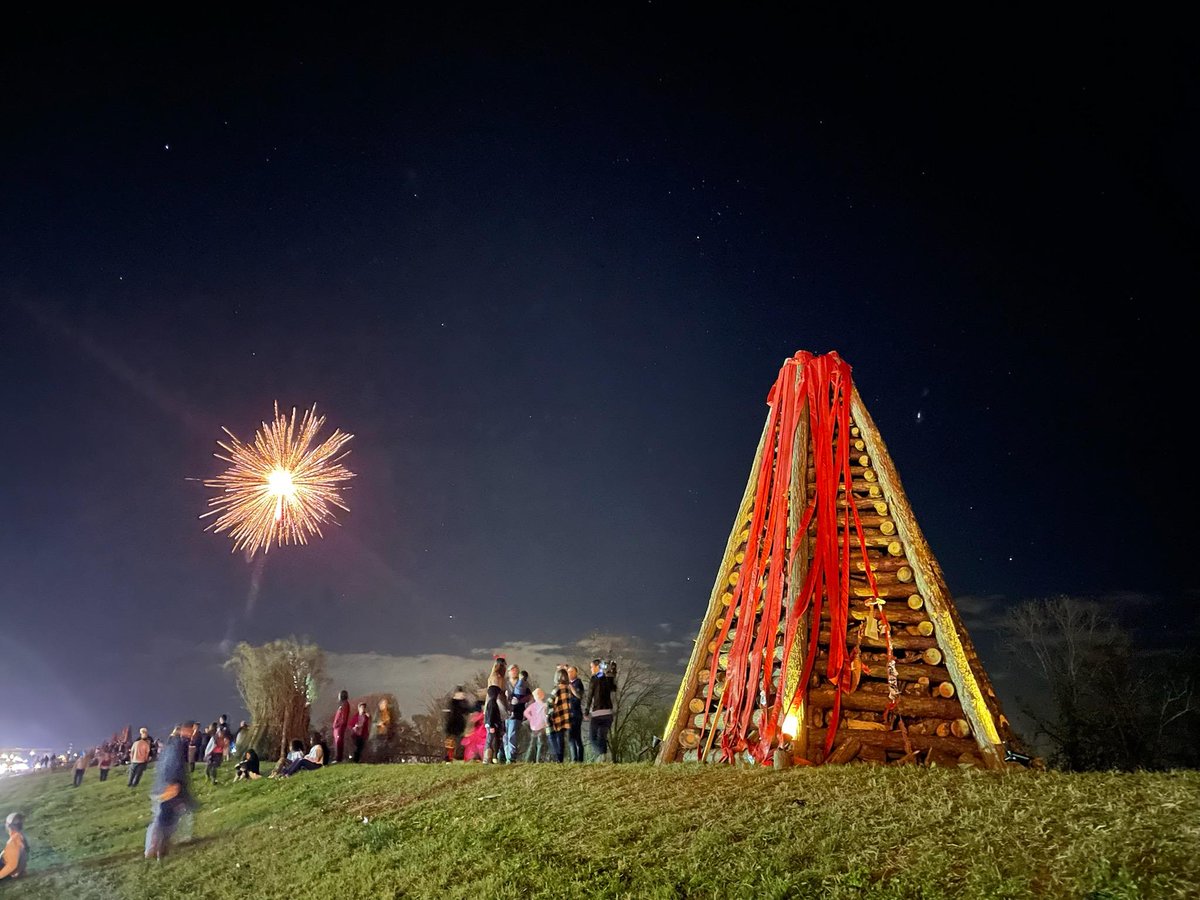 LARiverParishes's tweet photo. 🎁🎄Merry Christmas! 🔥Last night was epic! #bonfires #Bonfirecountry #christmasevebonfires #lariverparishes https://t.co/2RIlSYa3td