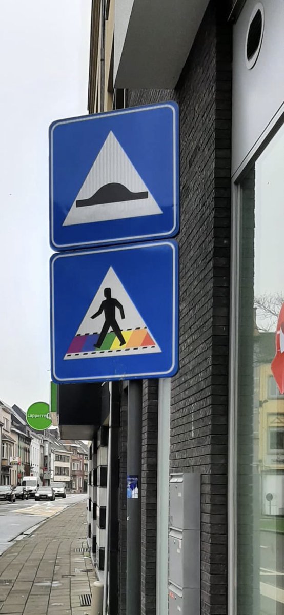 AllemaalSam's tweet photo. Ik was het niet want volop aan de kerstdis met familie. Maar wat hou ik van #Aalst en haar creativiteit #regenboogzebrapad #chipka https://t.co/G7U4sDOcZD