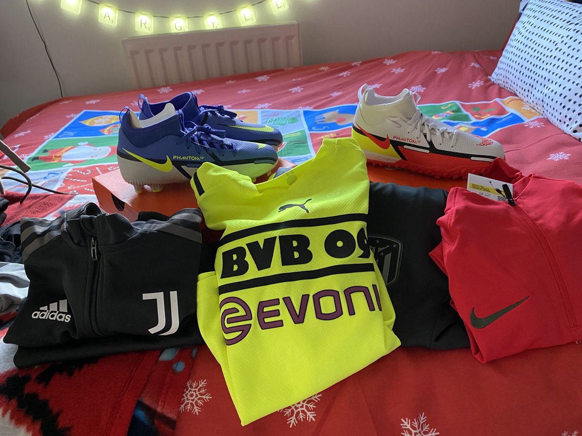 AllyMcGovern1's tweet photo. The wee right wing dynamo is ready to go! @nikefootball @BVB #footballcrazy #footballmad ⚽️😍 #Argyll14 https://t.co/XdIA8Tn0Ng
