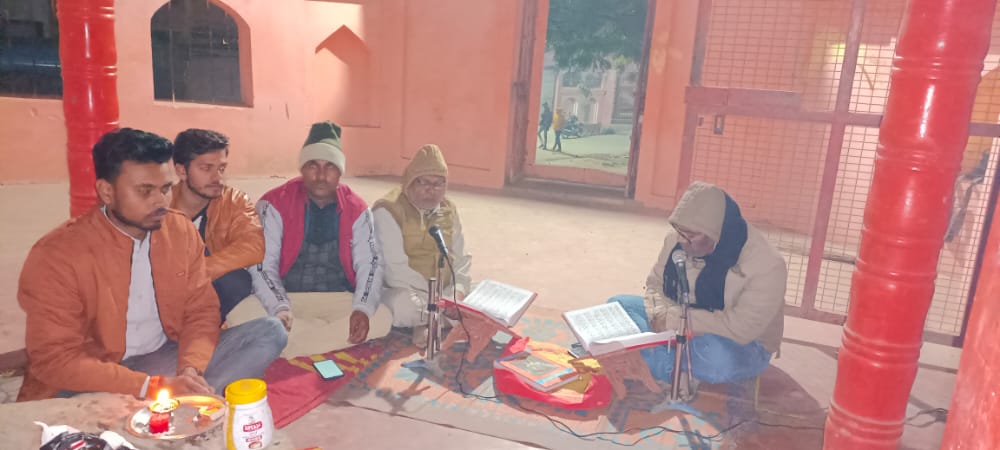 VHParadhya's tweet photo. विश्व हिन्दू परिषद बिलग्राम द्वारा श्री गूदड़नाथ गिरधर नाथ मंदिर में आयोजित साप्ताहिक सत्संग में  सुंदर कांड पाठ   में संगठन के कार्यकर्त्ता बन्धुओ के साथ रहना हुआ। @RSSorg @VHPDigital @SarthakMishraB1 @shivampanday08 @KRT4Bharat https://t.co/qA814mUXEU