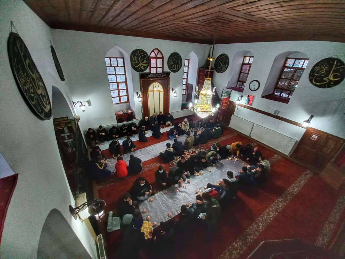 📍 Kastamonu Yılanlı Cami/Sabah Namazı Buluşması

"Güneş doğmadan ışığa kavuşmaktır, sabah namazı."🤲

Manevi Danışman Metin Ilgaz, Yusuf  Dalkılıç ile öğrencilerimiz, İl Müftüsü Mustafa Bilgiç ile sabah namazında buluştu.🕌 Namazın ardından öğrencilere çorba ikram edildi.😇