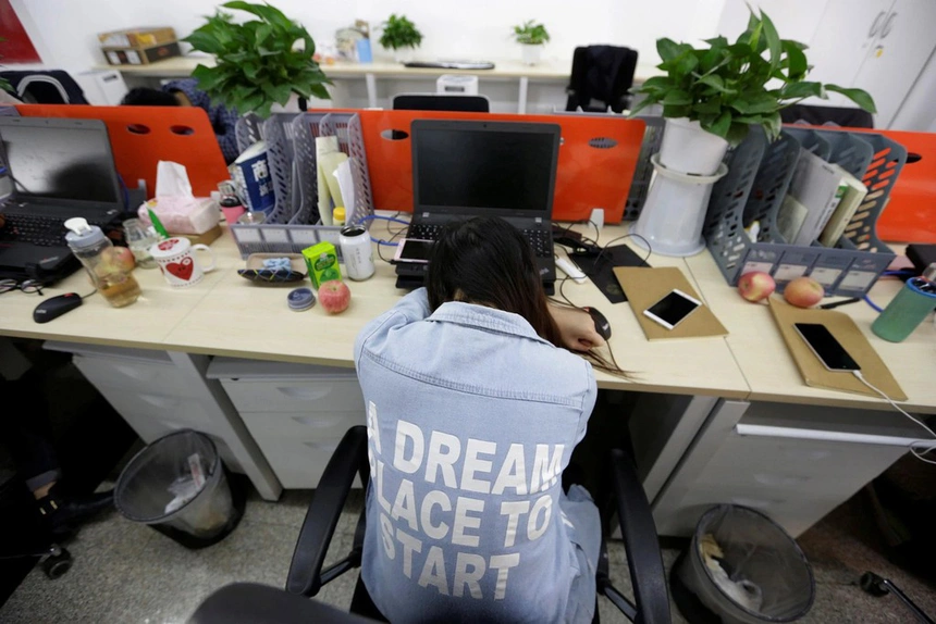tw4018's tweet photo. Young Chinese people struggle to find a cure for insomnia
For those who often toss and turn at night in China, they can look to an online sleep service, where the staff will chat and help them fall asleep.
#Entertainment https://t.co/932CWXy6LX