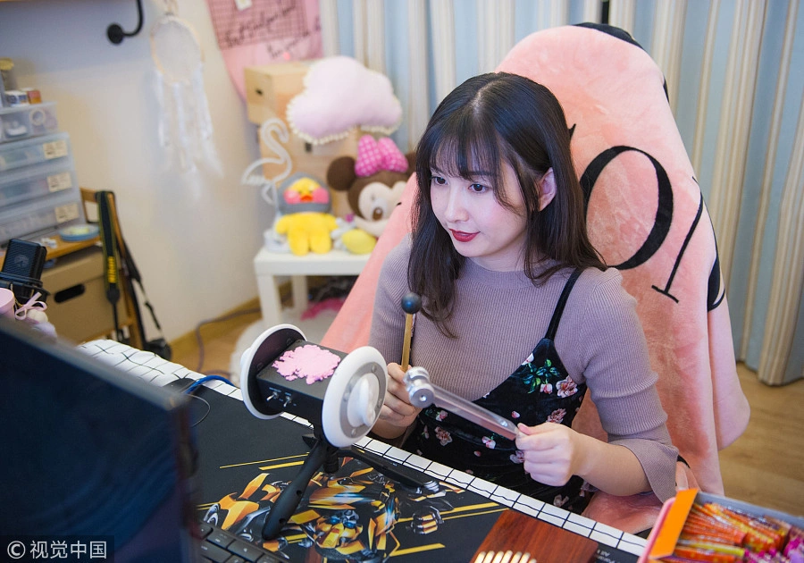 tw4018's tweet photo. Young Chinese people struggle to find a cure for insomnia
For those who often toss and turn at night in China, they can look to an online sleep service, where the staff will chat and help them fall asleep.
#Entertainment https://t.co/932CWXy6LX