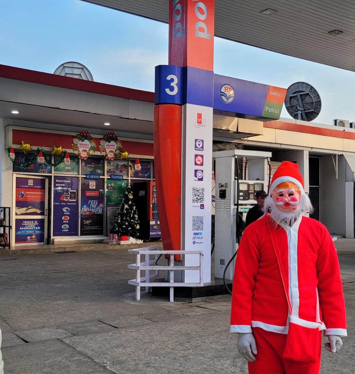 HPCL_JAMMU's tweet photo. Christmas Celebration at M/S Jay Kay Gas in Jammu City in UT of J&amp;K where Santa also distributed the gifts to customers.
#Delivering_happiness
#acha_lagta_hai
#HPCL
@HPCL @hpcl_retail @PrinceSinghHPCL @MehtaniRajesh @Rg03Goel @varunhpcl_Jammu https://t.co/cOfHb9wMEZ