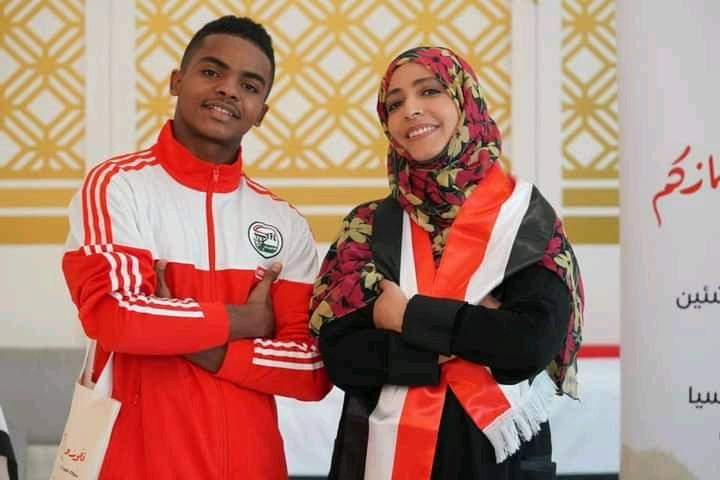 توكل التي تبحث عن الشهرة  فهي من سممت  عقول بكلمة ارحل لتنفيذ اجندة سعودية أمريكية إماراتية  وانضرو  اليوم إلى أين وصلت واصبحت تعطي جوائز صعدت على أوجاع المواطن اليمني المسكين والله لا تستاهل ان يمني شريف يتصور معها او يقبل منها ريال واحد ولا نتشرف بإنتمائها لليمن