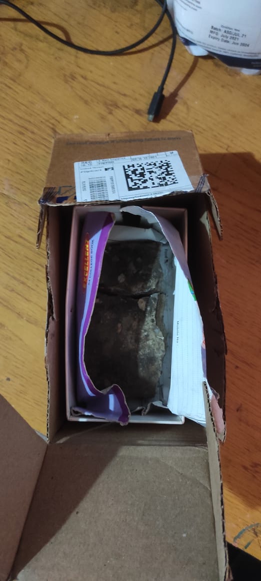 goresummit's tweet photo. Hello Flipkart, 
One of my friend ordered redmi mobile from your site and got this with broken vivo phone box.
Please initiate refund ASAP. 
@Flipkart
 @FakeFlipkart  @flipkartsupport
@FlipkartSellers #froud #fakeflipkart #stoneinphone 
#redmi #fakeproductonflipkart #badservice https://t.co/NWHrRfbJvh