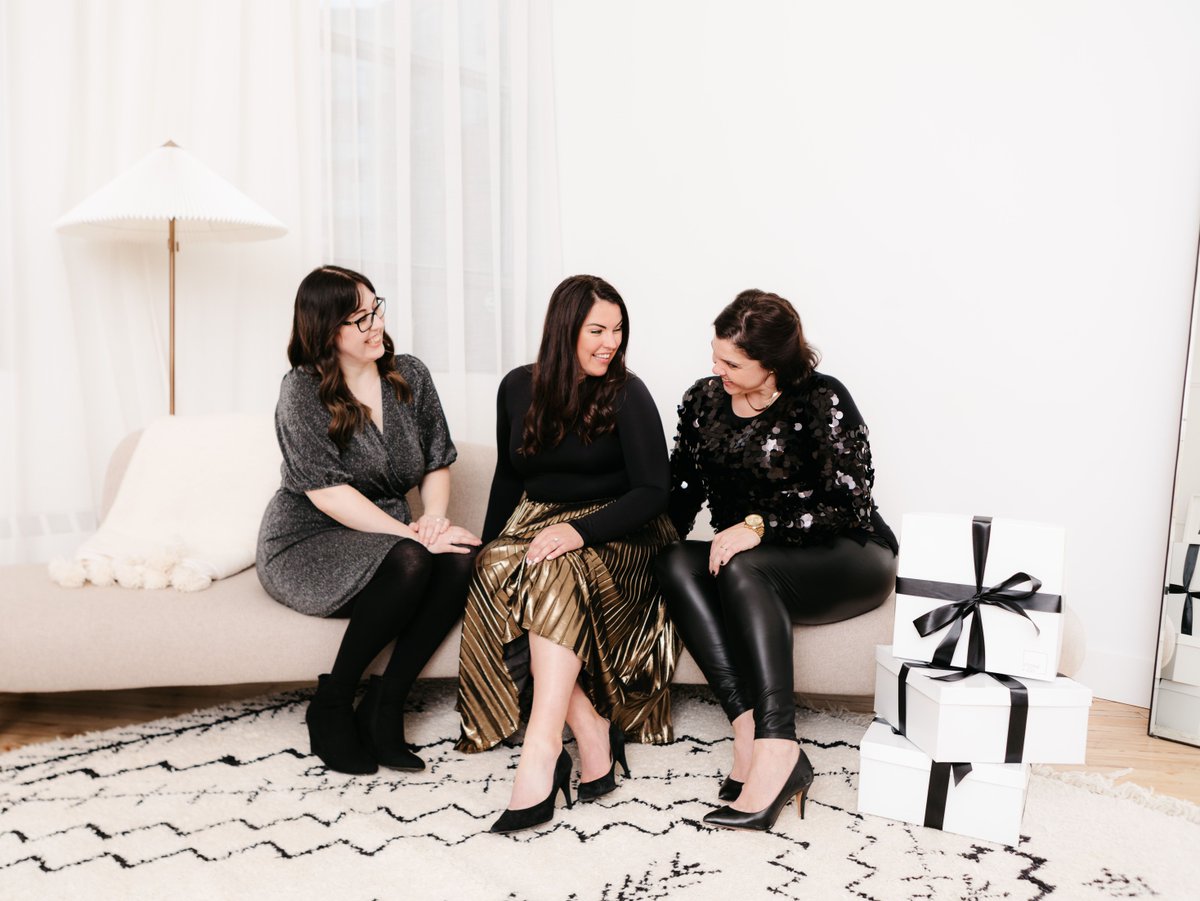 stoneandco's tweet photo. From the Stone + Co. family to yours, we wish you and your loved ones a Merry Christmas and happy holidays! 

We hope your day is filled with love, good company and festivities! 🤍🎄 https://t.co/aOOJjVQ8oy