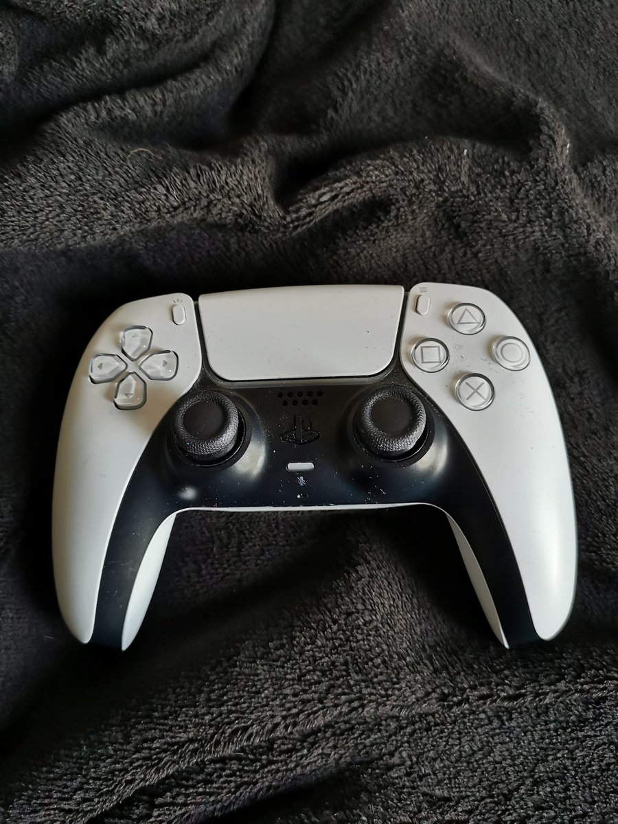 RheZon_'s tweet photo. Vous n'avez pas aimé votre cadeau de Noël ? Vous n'avez pas été gâté ? J'ai ce qu'il vous fait.
Je vends cette manette PS5 utilisé par le maître de l'esport du simracing, @SkyZiiHD lors de l'événement #SimDream. C'est une pièce de collection, offre sérieuse seulement.
Bonne fête. https://t.co/TiPTbRLt1M