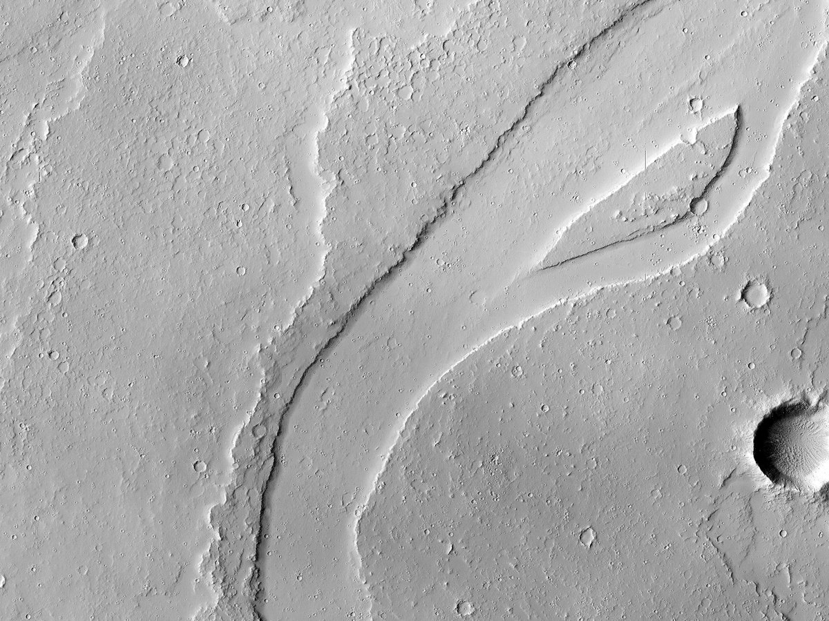 HiRISE's tweet photo. HiPOD: A Long and Winding Channel in Tharsis – https://t.co/pBVXamrRI2

NASA/JPL/UArizona https://t.co/tbngLxWulX