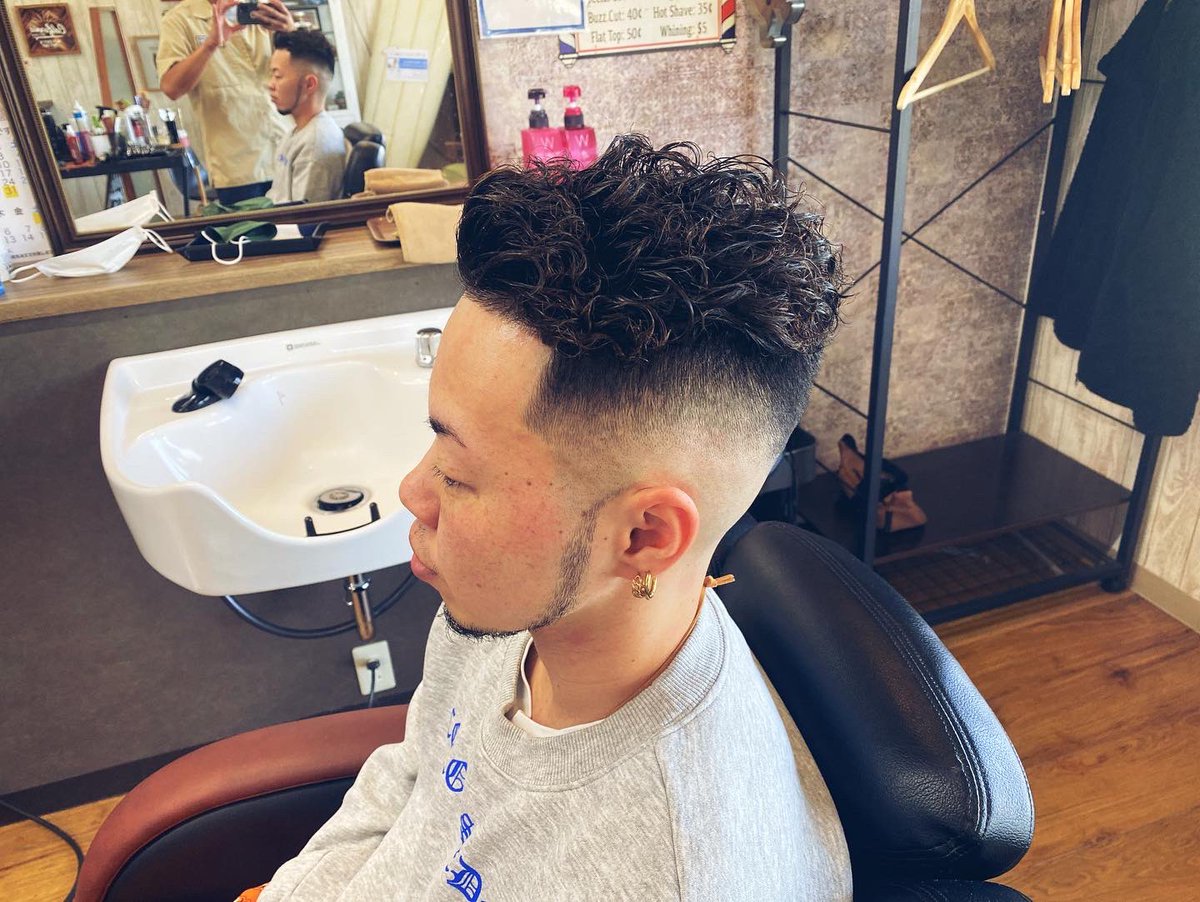cyk17z's tweet photo. ・
・
2021.12.09
フェードのおメンテDay💈✂︎
ラインも入れちゃって✌︎
・
・
#fade #fadecut #skinfade #barber #barbershop #permstyle
#allback #髪型もオシャレの一部 https://t.co/NpyJEUtdyN