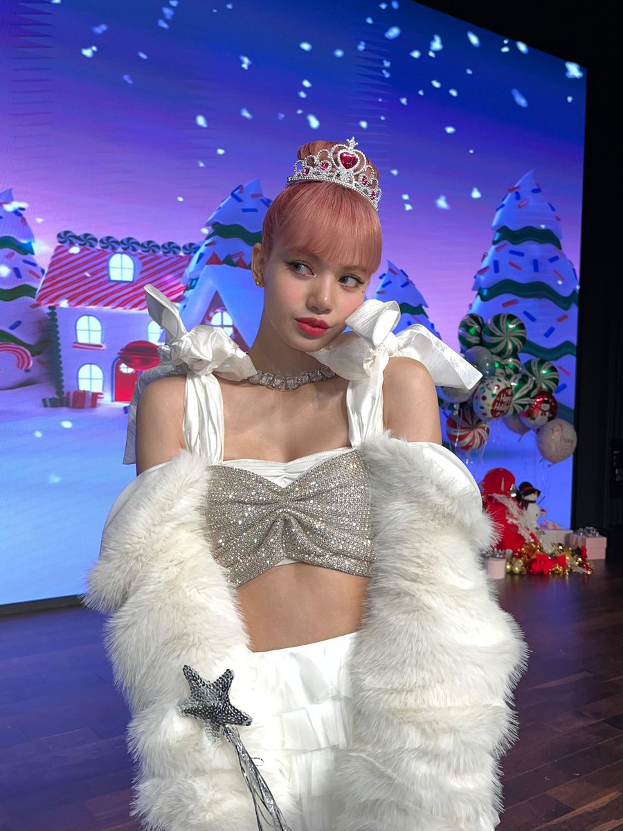 blackpinkbabo's tweet photo. Lisa weverse update ❄️ @Blackpink 

“Merry Christmas BLINK!!>< Did you like my present~?🥰 Enjoy the rest of the day, warmly, with your family 💗”

#LISA #리사 #BLACKPINK https://t.co/JLDsAKlB9p
