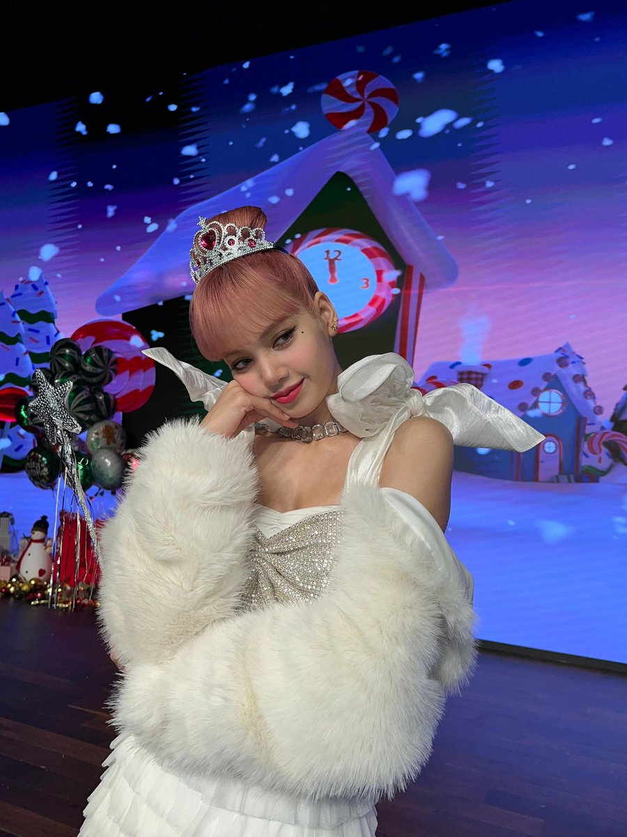 blackpinkbabo's tweet photo. Lisa weverse update ❄️ @Blackpink 

“Merry Christmas BLINK!!>< Did you like my present~?🥰 Enjoy the rest of the day, warmly, with your family 💗”

#LISA #리사 #BLACKPINK https://t.co/JLDsAKlB9p