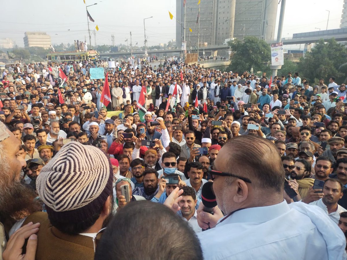 A_Qadir_Patel's tweet photo. #Protest #Keamari #PPP
میں کیماڑی کے غیور عوام، ماوںاور بہنوں کا تہہ دل سے شکر گزار ہوں جنہوں نے #K_Electric اور #SSG کے ظالمانہ رویے کے خلاف ایک تاریخی دھرنا دیا اور ثابت کردیا کہ ہم اپنے حقوق کی خاطر کسی حد تک بھی جاسکتے ہیں۔ 🙏 https://t.co/5O5i3HuRnr