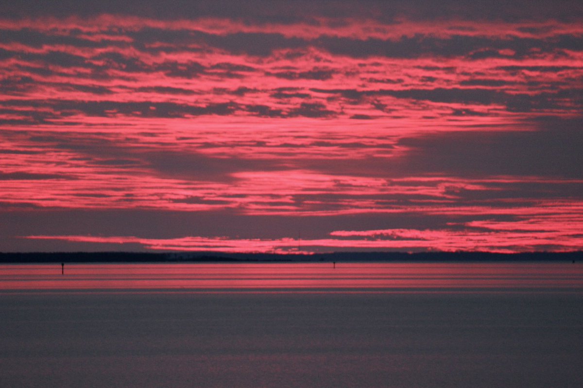 JimHavard's tweet photo. Christmas Eve sunset over the Chesapeake Bay @capitalweather @StormHour https://t.co/Z0U2N5kQQl