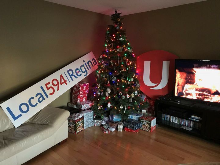Unifor594's tweet photo. From all of us at #Unifor594 we wish you &amp; yours a very merry &amp; safe holiday season! 

A special shoutout of appreciation to those shift workers working over the holidays keeping the Refinery running safely &amp; efficiently! #Working594U https://t.co/DXQM2KomNv