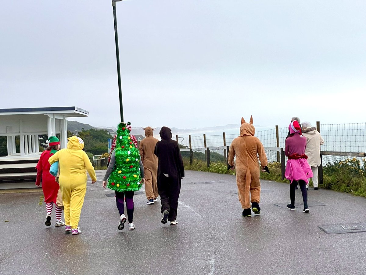 LeesTracey's tweet photo. This mornings Xmas charity dip at Boscombe beach! 
❄️🌲🌊🧑‍🎄❄️
@macmillanlocal @Bournemouthecho https://t.co/Lt870f9t0U