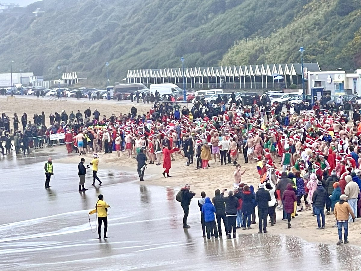 LeesTracey's tweet photo. This mornings Xmas charity dip at Boscombe beach! 
❄️🌲🌊🧑‍🎄❄️
@macmillanlocal @Bournemouthecho https://t.co/Lt870f9t0U