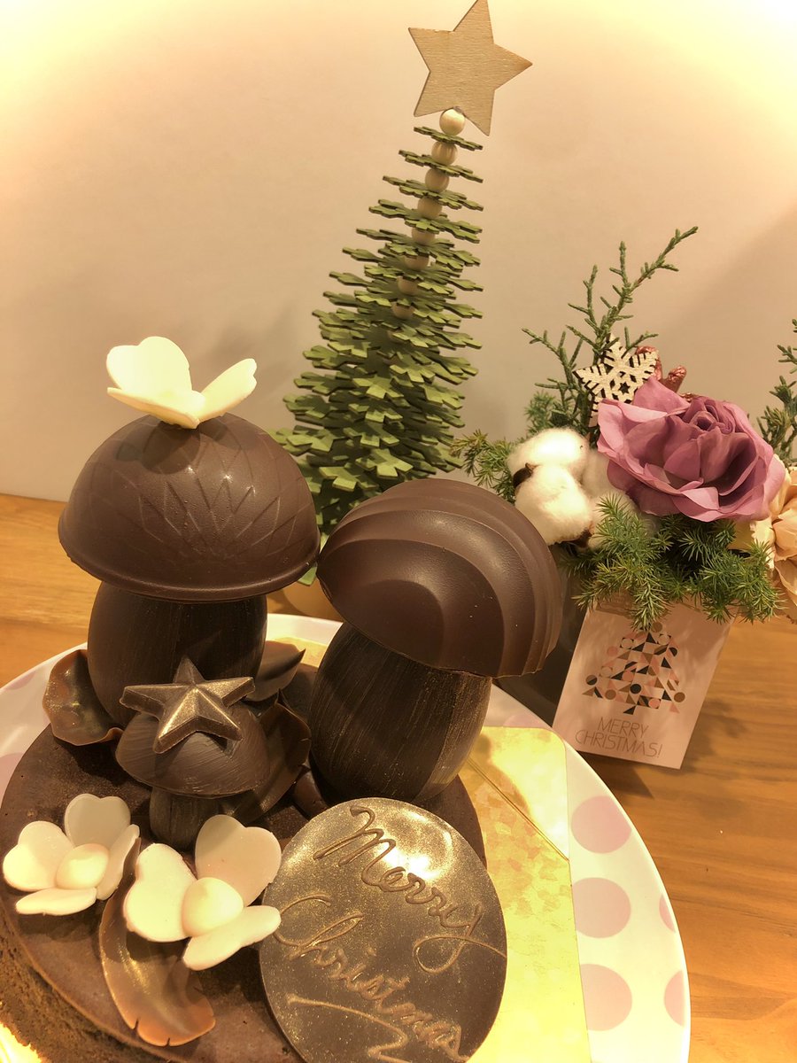 suzu11mochariri's tweet photo. 今年のSOCORAのクリスマスケーキ
おいしいのはもちろん
隠れているチョコに毎年ワクワクしています
Merry Christmas✨
#SOCORA
#クリスマスケーキ https://t.co/OzAnk12NlV