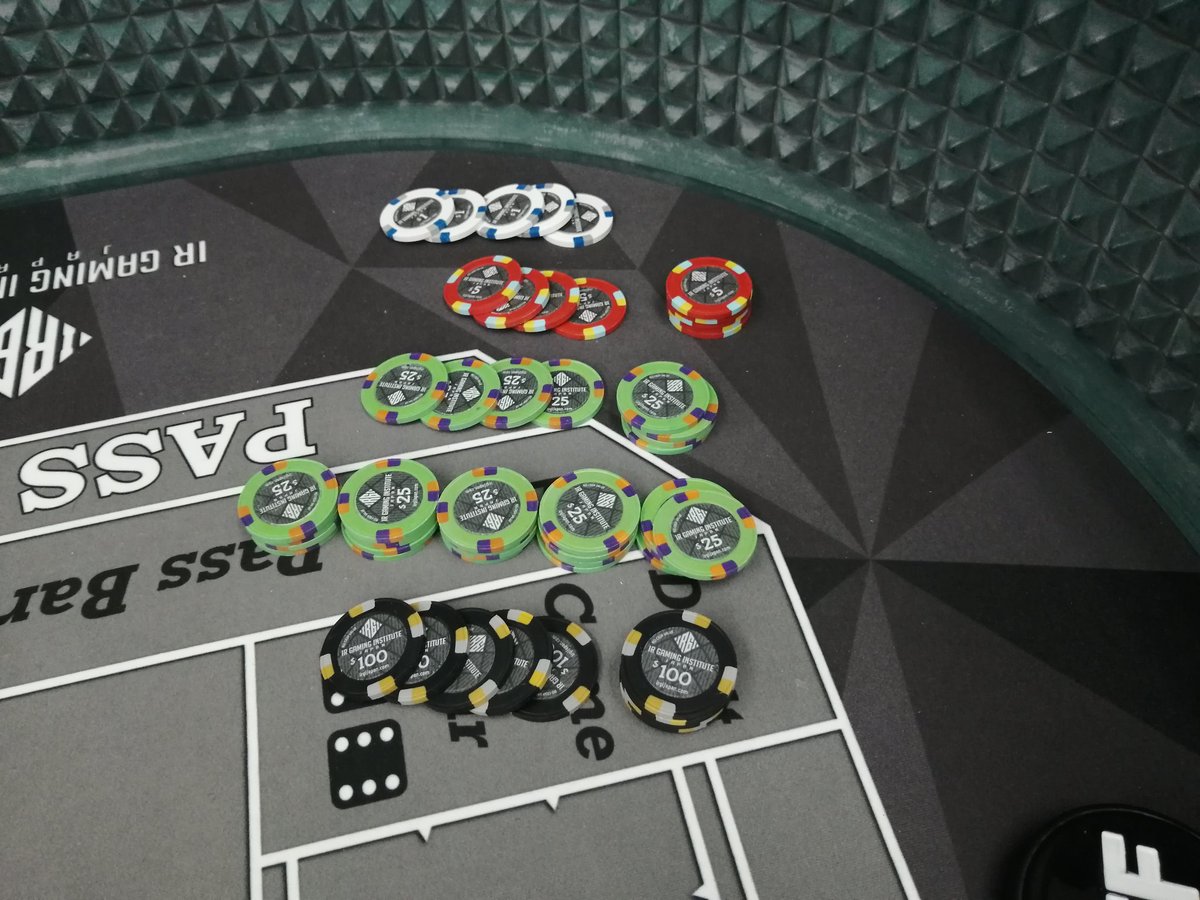 tomoki0301s_pk's tweet photo. 今日のクラップスゴールデンアーム優勝しました！！🎲
#世界のヨコサワ のポーカーセットも当たるし、今年のクリスマスは良いクリスマスでした！（出会いはないけど…笑）
来年はクラップスもポーカーも頑張ります💪
#クラップス #ポーカー #IRGI https://t.co/435PcJ4MW3