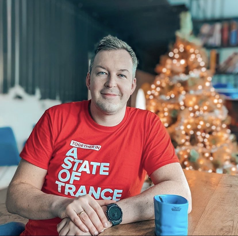 До нового года 6 дней! Самое время подводить итоги ❄️ 

Прямо сейчас в эфире для Вас звучит итоговый Superchart 
от DJ Feel. А в 21:00 будет итоговый Record Club Chart с DJ Dimixer!

Слушайте в FM: radiorecord.ru/cities и в нашем онлайн-приложении: radiorecord.ru/app