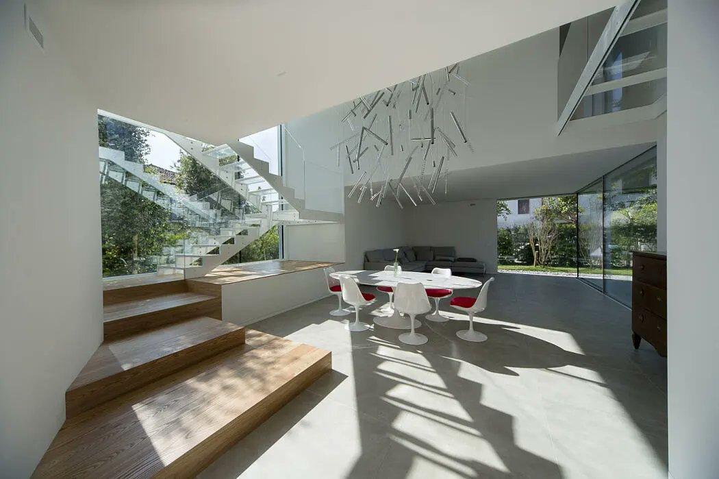 JasonCorriere's tweet photo. Large glass windows are prominent throughout this #uniquehome, allowing for natural light and outdoor views. #homestyle  https://t.co/hHTfxpX7JM https://t.co/6xyuc8GUia
