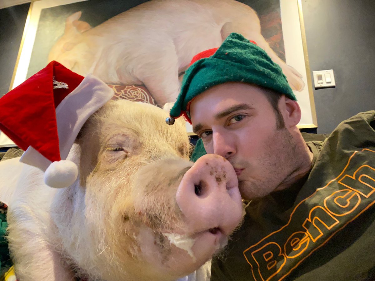 Start every day with someone who makes you smile. Merry Christmas, my friends. Sending love and happy thoughts your way today.