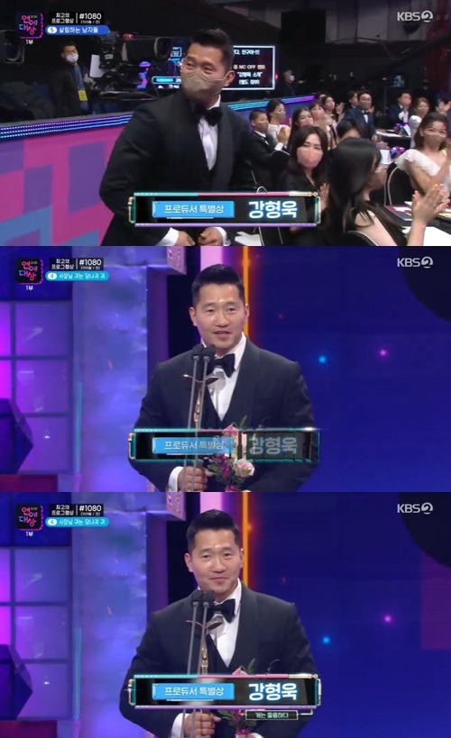 KoreanUpdates's tweet photo. Congratulations to #KangHyungWook (#DogsAreIncredible) for winning Producers' Special Award and #ChoiSooJong - #HaHeeRa couple (#MrHouseHusband) for winning Special Merit Award at 2021 KBS Entertainment Awards!
#KoreanUpdates RZ https://t.co/9DD4kG620h
