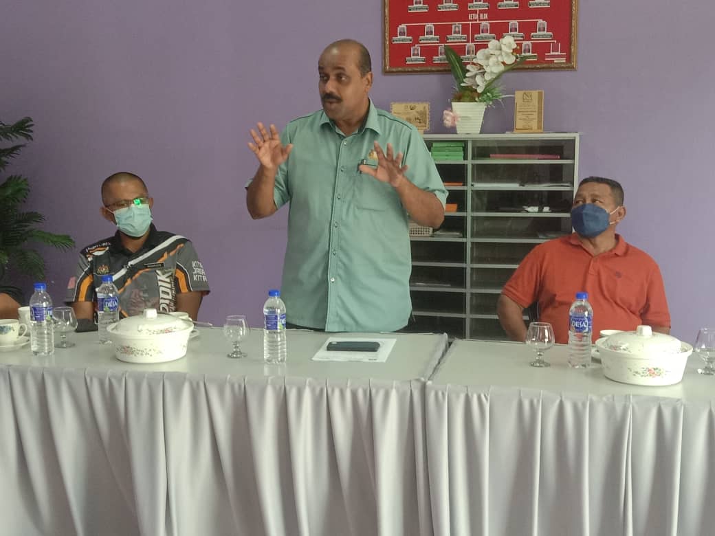 Vidyananthan's tweet photo. Penyampaian Peruntukkan Outright Grant Kepada NGO / Sekolah Di DUN Kahang  @HishammuddinH2O @Hasni_Johor 
@hafiz_ariffin @MIC_Malaysia https://t.co/j6ucjNHCxd