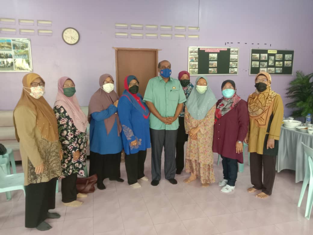 Vidyananthan's tweet photo. Penyampaian Peruntukkan Outright Grant Kepada NGO / Sekolah Di DUN Kahang  @HishammuddinH2O @Hasni_Johor 
@hafiz_ariffin @MIC_Malaysia https://t.co/j6ucjNHCxd