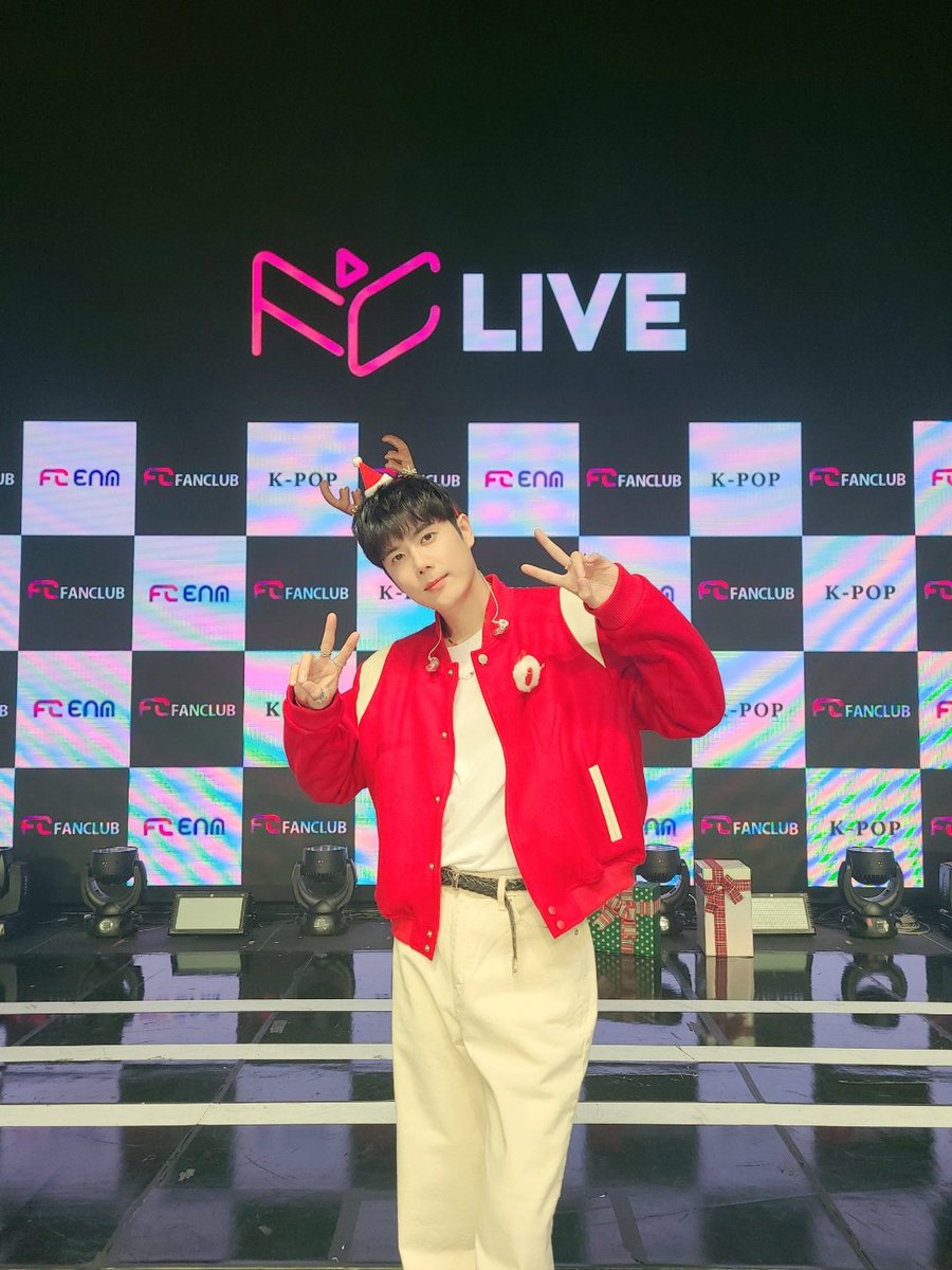 #KIMKYUJONG ONLINE EVENT "Merry Christmas🎄"
무대 사진이 도착했습니다 ～✌️📸
오늘 함께 해주신 팬분들 진심으로 감사드립니다 ✨🎁✨
ステージ写真が到着しました～✌️📸
今日一緒にしてくださったファンの皆様ありがとうございます✨🎁✨

#김규종 #キムキュジョン #KYUJONG