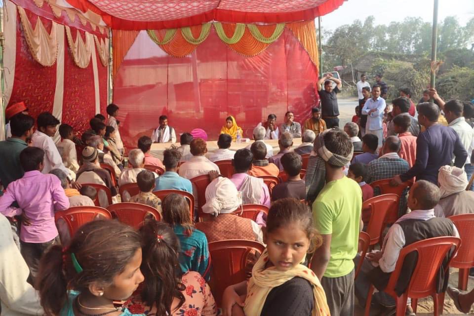 ZebaRizwan4's tweet photo. वो तुम्हे हिंदू-मुस्लिम, मंदिर-मस्जिद, पाकिस्तान पर भटकाएंगे लेकिन आप लोग मंहगाई, भुखमरी, बेरोजगारी, शिक्षा जैसे असली मुद्दों पर अड़े रहियेगा।

#बाइसमेंबदलावहोगा https://t.co/wrx2IPq7iF