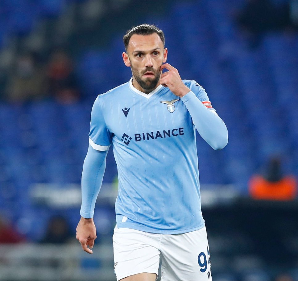 vocelaziale's tweet photo. CALCIOMERCATO LAZIO🚨
#Dilmen (ex compagno di Muriqi) a @trtspor:🗣
“#Muriqi mi ha detto che non ha ricevuto offerte in Turchia ad oggi, ma solo dall’#HullCity (19º in #Championship a +4 dalla zona retrocessione). Lui vorrebbe tornare al #Fenerbahce”💬 https://t.co/IbCMNxMWS1