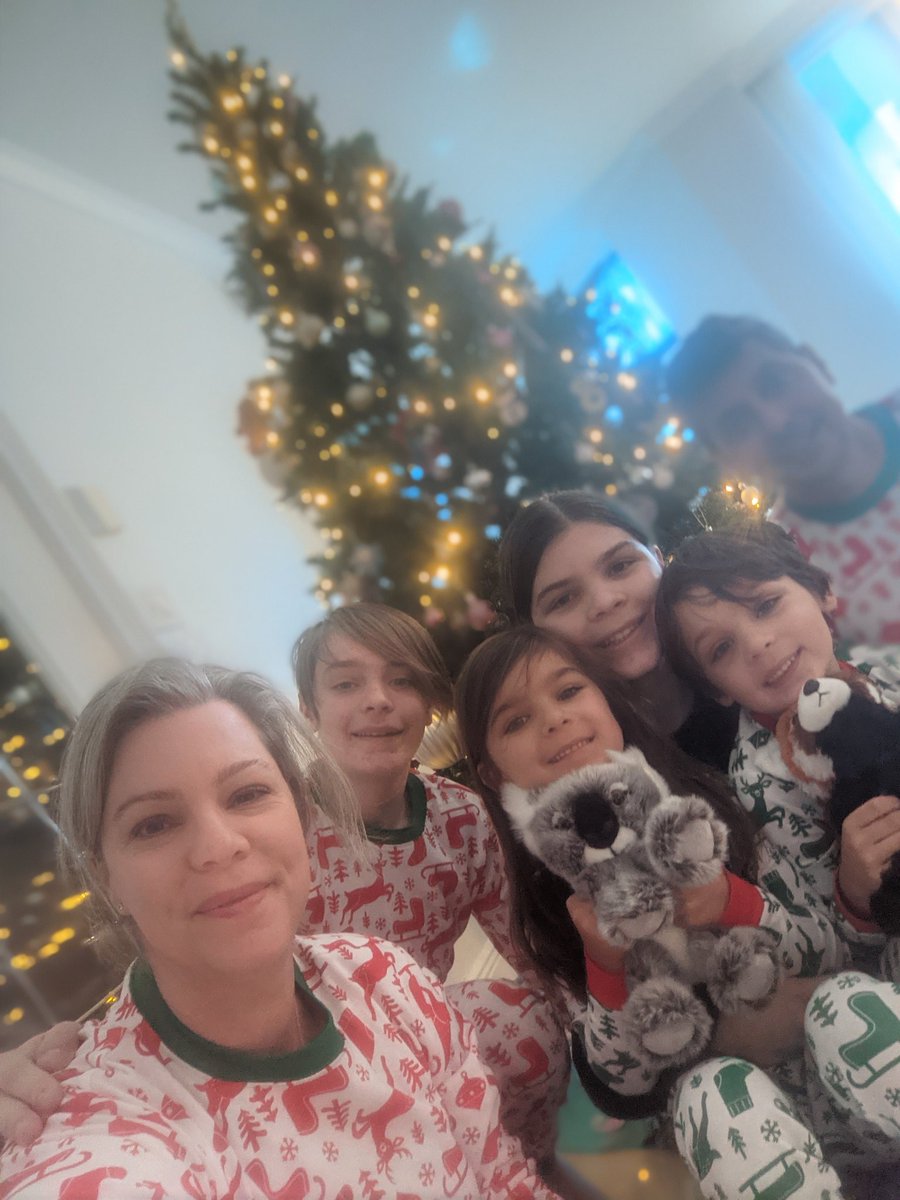 508LauraMarie's tweet photo. PSA- If you are part of the group complaining that mom takes too many pictures/ needs to hurry up/ etc, you cannot then complain that you don't like how you look in the picture. It's an either or thing! #mompics #photofail #holidayetiquette #pickone https://t.co/TvI7XcdK6b