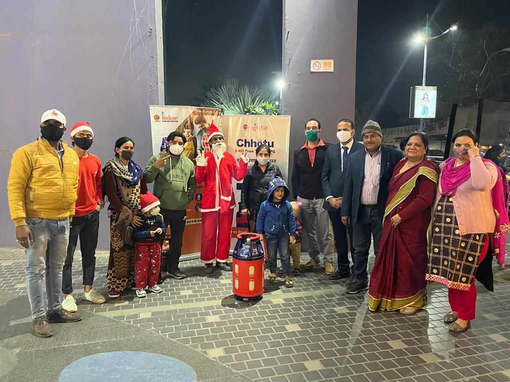 LpgIocl's tweet photo. Composite Cylinder Promotion and Christmas Celebration with Customers and Children at Jaipur https://t.co/MTXoT8roog