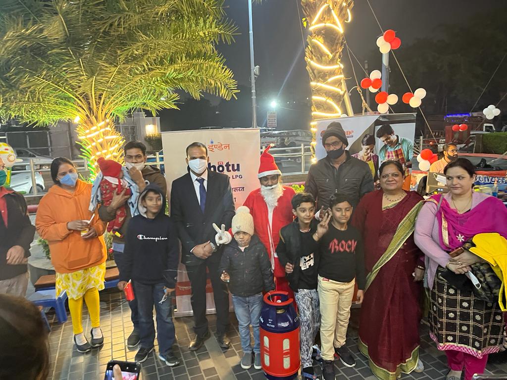 LpgIocl's tweet photo. Composite Cylinder Promotion and Christmas Celebration with Customers and Children at Jaipur https://t.co/MTXoT8roog