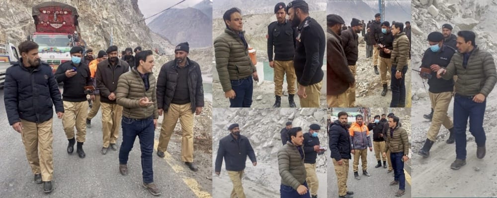 diggilgit's tweet image. Gilgit Police along with Traffic and tourist Police actively participated in regulating traffic jam caused by sudden land sliding in Juglot area . DIG Gilgit personally visited to give instructions to the Police for extending help to commuters.