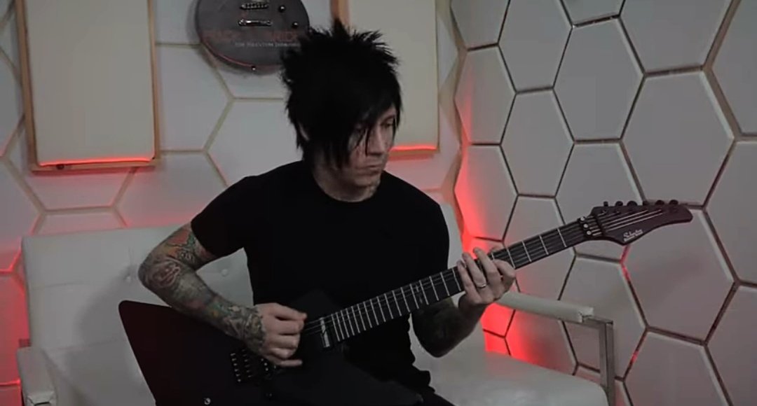 PAM_Ea271315's tweet photo. kill The Hero ( Jake Pitts Through with Bias FX 2)
@blackveilbrides
@JakePittsBVB
#Jakepitts
#Jakebvb
https://t.co/RceEImJ0RF
And after a long time Jake here on his YouTube channel !! sounds amazing again !! really awesome.We look forward to more videos like this!🎸👏🏻👏🏻 https://t.co/2TpSDbmu37