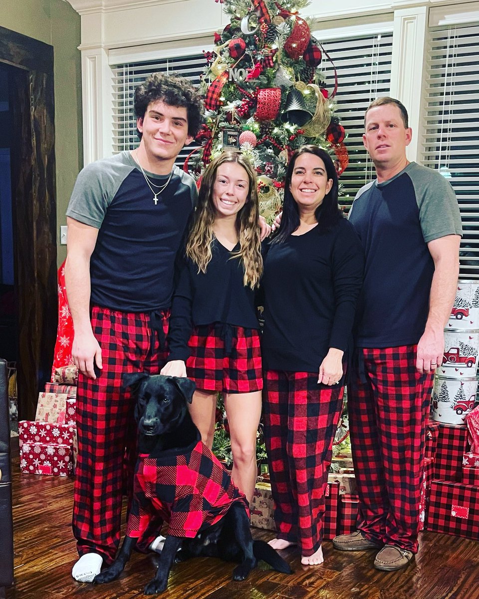 CarterJayme's tweet photo. Merry Christmas❤️The Carter’s! https://t.co/rwIyeQG5Fk