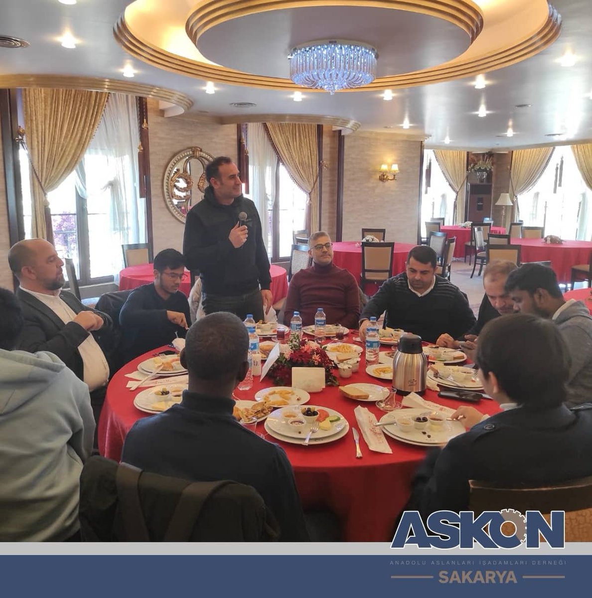 SakaryaAskon's tweet photo. Şubemiz ve  @YedirenkUOD  ortaklığında Üyelerimiz ve Sakarya'da okuyan 80'e yakın Uluslararası Yabancı Öğrenciler ile bir araya geldik. Öğrenciler ile tanışarak ülkeleri ile ilgili ihracat eksikleri hakkında karşılıklı fikir alışverişinde bulunduk.@EngnTmbz @ASKON https://t.co/9m47LV1h15