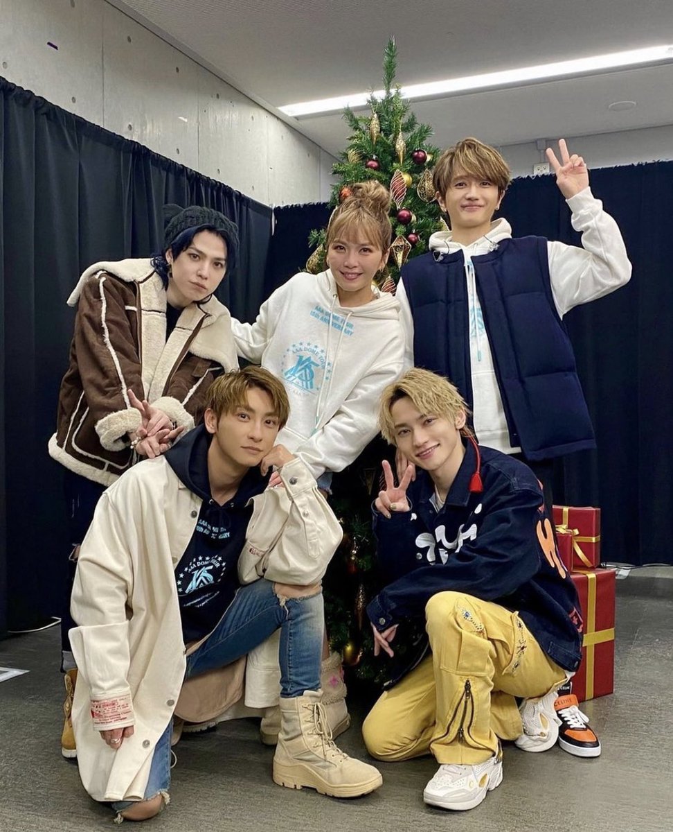 61KaaaNaaa's tweet photo. #AAA15年と1年ありがとう 
❤️🧡💛💚💙💜💗 https://t.co/sK3xQZkJHs