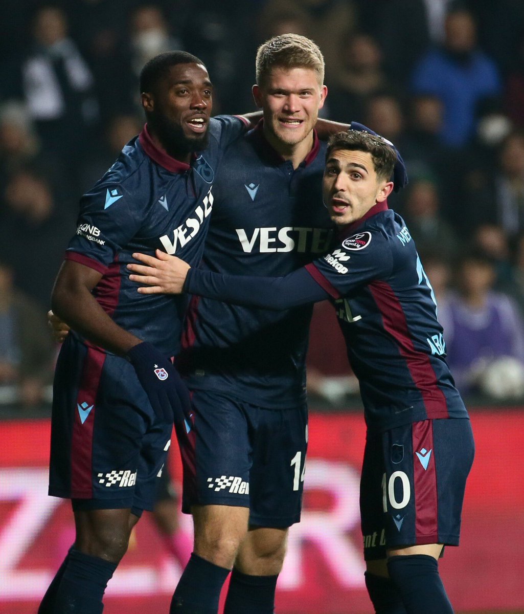 Başakşehir karşısındaki ilk 11’imiz; Uğurcan, Peres, Hüseyin, Denswil, Trondsen, Dorukhan, Hamşík, Bakasetas, Ömür, Djaniny, Cornelius