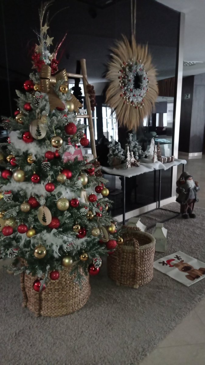 Todo el equipo de <a href="/M_SolyNieve/">Meliã Sol y Nieve</a> les deseamos Feliz Navidad! <a href="/MeliaCareers/">𝗠𝗲𝗹𝗶𝗮 𝗖𝗮𝗿𝗲𝗲𝗿𝘀</a> <a href="/ramon_casas/">Ramon Casas</a> @beymart82 <a href="/MeliaHotelsInt/">Meliá Hotels International</a>