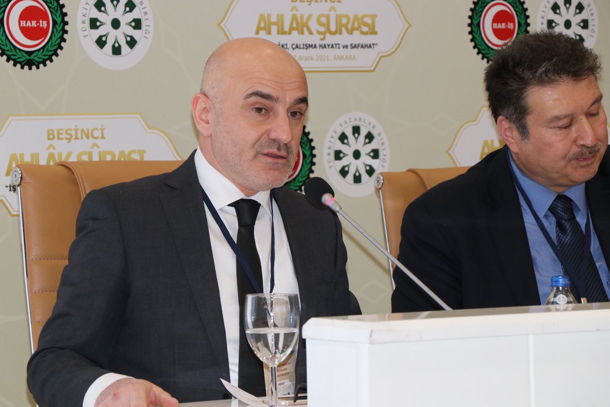 Prof. Dr. Hasan Yücel Başdemir
Ahlâk mikro ilişki biçimini tanımlar. Ahlâk hayatın tüm yaşama biçimlerini içine alan bir şeydir. Kişinin kendisi için çalışması en büyük motivasyondur. Ahlâki hayatın temelinde birey vardır. #AhlâkŞûrası