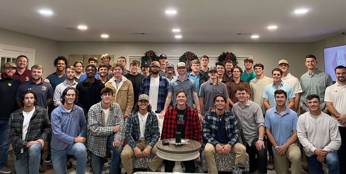 PRCC_Baseball's tweet photo. Merry Christmas to you and your families. “For God so loved the world that he gave his one and only Son, that whoever believes in him shall not perish but have eternal life.” John 3:16 https://t.co/dK7mYH2TJY