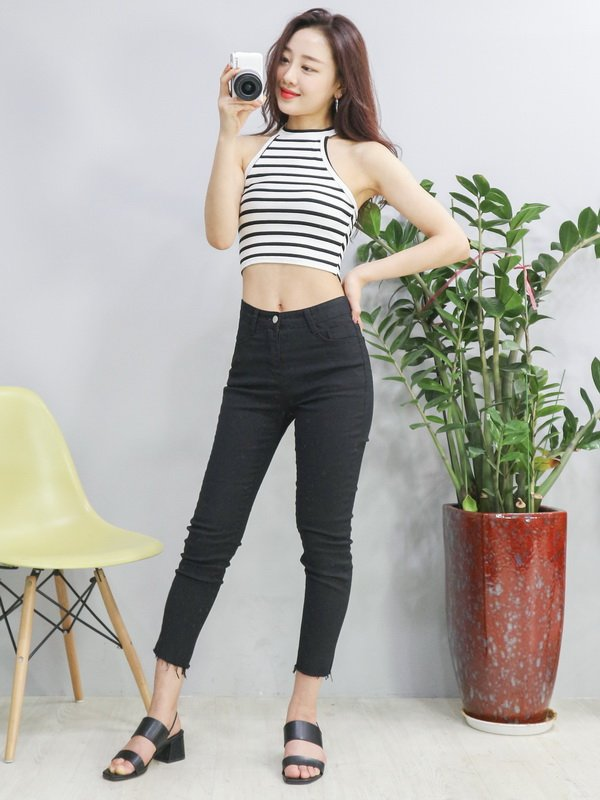 feminologism's tweet photo. #YVES thinspo https://t.co/6Ellb0SFw4